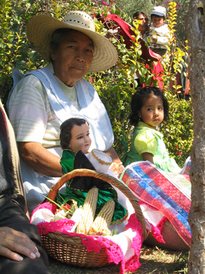 Niño dios con mazorcas de maíz, bendición de las semillas, Xochimilco